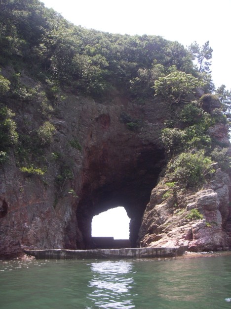 蕪島の洞窟