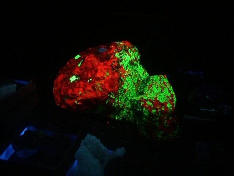 赤と緑に光る石